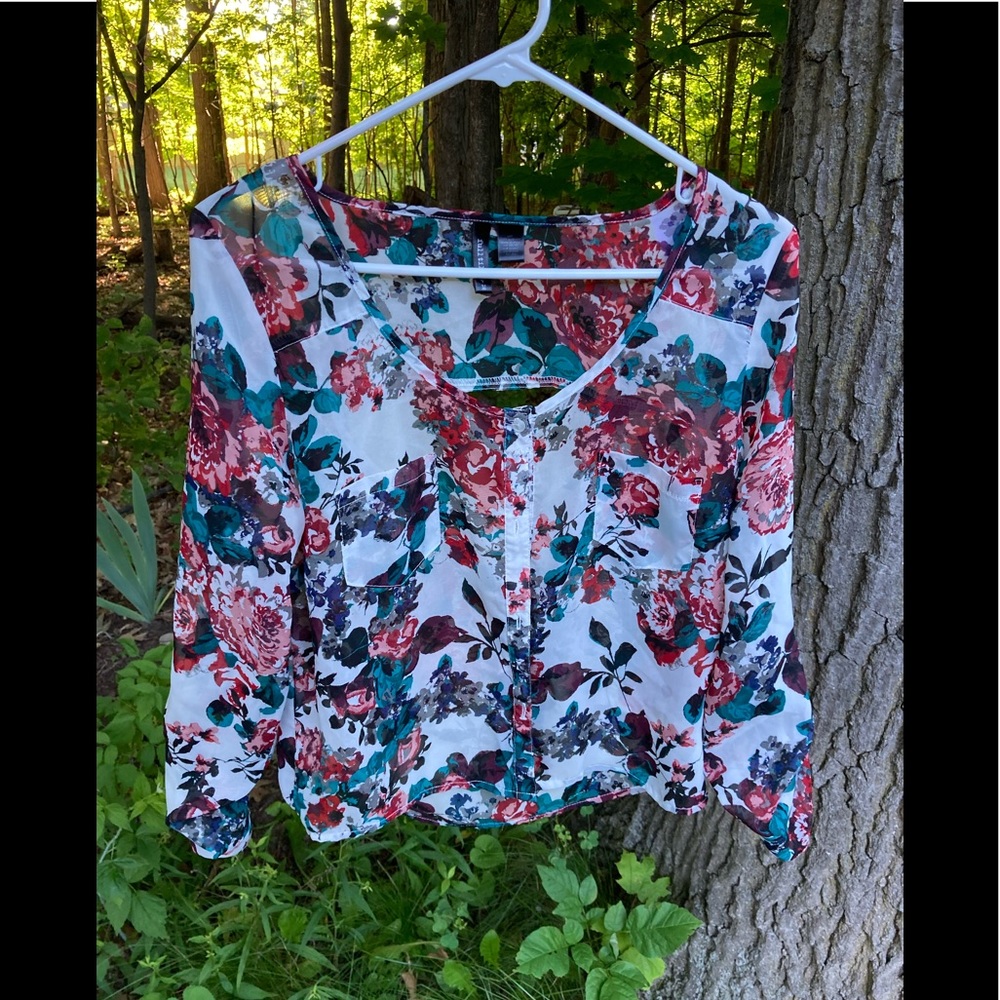 Sheer floral blouse-cute peephole in the back